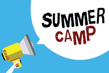 Yaz Kampı gösterilen Not yazma. İş fotoğraf denetimli programı çocuklar ve gençler için yaz aylarında vitrine. Megafon hoparlör konuşma balonu mavi arka plan ile tutan adam