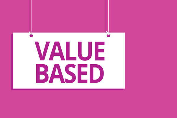 Знак, показывающий стоимость на основе. Концептуальная фотография Учитывая продукт стоит в удовлетворении клиента Висячая доска сообщений сообщение открытого знака фиолетовый фон
