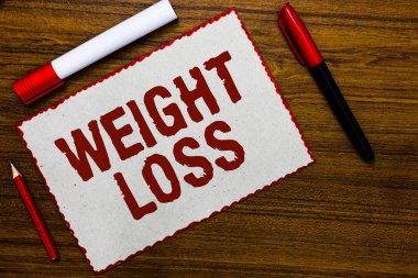 Kilo kaybı yazma el yazısı metin. Vücut sıvısı kas kitle azaltmak şişman elden doku beyaz kağıt kırmızı kenarlıklar işaretleri azalma ahşap arka plan fikirler iletişim anlam kavramı