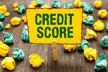 Kavramsal el kredi puanı gösterilen yazma. İş fotoğraf metni göstermek Clothespin sarı Not buruşuk kağıt kağıtları hatalar tutarak değerlendirme bir bireysel kredi kredi