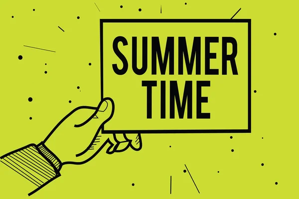 手書きテキスト夏の時間 概念の意味の長い日光熱帯季節ビーチ活動休暇人手持ち株のペーパー情報を伝えるドット黄色の背景 — ストック写真