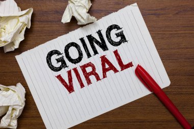 Kavramsal el gidiş Viral gösterilen yazma. İş fotoğraf metin resim video veya hızla nüfus Marker defter üzerinde aracılığıyla yayılır bağlantı sayfaları yırtık kağıtları birkaç deneme buruşuk
