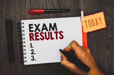 Metin işaret gösteren sınav sonuçları. Kavramsal fotoğraf, bilgi ya da yetenek adam holding marker defter clothespin tutun hatırlatma Kupası işaretçileri gösterir resmi bir test sonucuna ahşap tablo