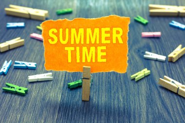 Kavramsal el yaz saati gösteren yazma. İş fotoğraf metin uzun yaz tropikal Sezon plaj faaliyetleri tatil Clothespin holding turuncu kağıt Not clothespins ahşap zemin