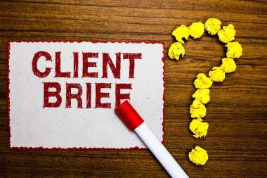 İstemci kısa gösterilen metin işareti. Kavramsal fotoğraf A belgeleri istemcileri ve ajansı beyaz kağıt marker şartlar uyarınca buruşuk kağıtlar soru işareti ahşap arka plan oluşturan sınırlı.