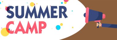 Kavramsal el yaz kampı gösterilen yazma. Çocuklar ve gençler sırasında yaz için iş fotoğraf metin denetimli program. Renkli konuşma balonu çığlık megafon hoparlör tutan adam