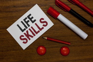 Hayat dersleri gösteren Not yazma. Yani her gün beyaz kağıt işaretleri ahşap arka plan fikirler iletileri iletişim gerekli veya uygun tam katılım vitrine iş fotoğraf