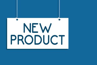 Yeni ürün gösterilen metin işareti. Kavramsal fotoğraf mal ve hizmet özellikleri içinde asılı kurulu farklı bilgi açık yakın işareti mavi arka plan iletişim