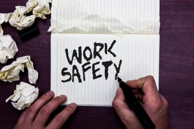 Word metin yazma iş güvenliği. Standart adam işaret defter sayfası tutan buruşuk iş kavramı ilkeleri ve yerde hükümet göre kontrol için birkaç deneme hatalar kağıtları