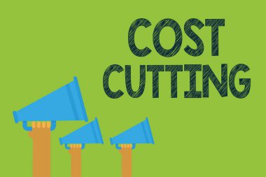 Kavramsal el gösterilen fiyat kupür yazma. İş fotoğraf metin için uygulanan önlemleri masrafları azalır ve kar mikrofon hoparlörler ileti yeşil arka planını holding eller geliştirilmiş