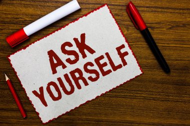 Sormak kendin yazma el yazısı metin. Ahşap arka plan fikirler iletişim gelecekteki anlam ve amaç yaşam hedefleri beyaz kağıt kırmızı kenarlıklar işaretleyicileri düşünme kavramı anlamı