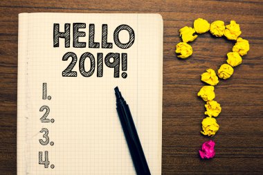 Word metin yazma Merhaba 2019. Kağıtları soru işareti ahşap arka plan oluşturan iş kavramı ifade veya telefon defteri işaret cevap tebrik jest için buruşuk