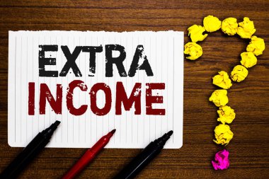 Ek gelir yazma el yazısı metin. Soru işareti ahşap arka plan oluşturan kağıtları anlamı ek para alınan veya bir sigara düzenli olarak kağıt işaretleri kazanılan kavramı buruşuk