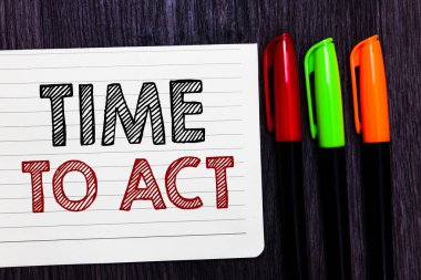 Metin yazma zaman hareket kelime. İş kavramı için bunu şimdi yanıt hemen bir şey defter kağıt renkli işaretleyicileri ahşap arka plan fikirler iletişim yapılması