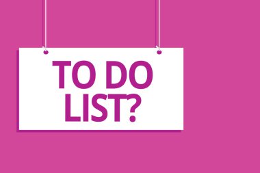 Yapılacaklar listesi soru gösterilen metin işareti. Kavramsal fotoğraf serisi, görevin yapılması gereken öncelikli sipariş asılı kurulu mesaj iletişim açık yakın işaret mor arka planda organize