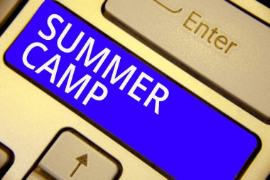 Word yazı metni yaz kampı. Çocuklar ve gençler yaz sırasında denetimli programı için iş kavramı. Klavye mavi anahtar niyet oluşturma yansıma belge bilgisayar