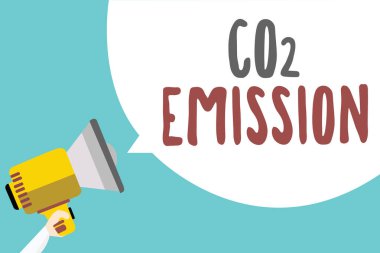 Kavramsal el CO2 emisyonu gösterilen yazma. Releasing sera gazlarının atmosfere adam zamanla vitrine iş fotoğraf megafon konuşma balonu mesaj mavi arka plan holding