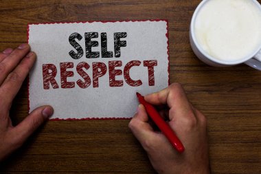 Word metin yazma öz saygı. İş kavramı kendini güven ve gurur için ayağa kalk kendin için fikirler parça kağıt ahşap masa fincan kahve iletişim işaret tutan adam.