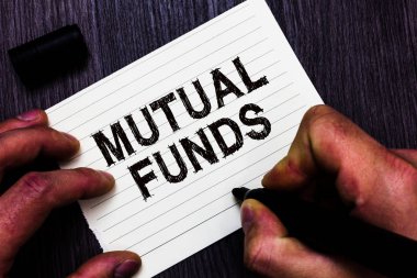 Yatırım fonları gösterilen metin işareti. Kavramsal bir yatırım programı fotoğraf bireysel hisse senetleri adam hissedarlar tarafından finanse edilen fikirler ahşap arka plan iletişim işaret defter sayfası holding.