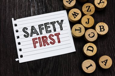 Metin yazma Emanet ilk kelime. İş kavramı için önlemek herhangi bir gereksiz risk Live güvenli bir şekilde var olmak dikkatli dikkat parça defter kağıt daire harfler fikirler ilham ahşap arka plan.