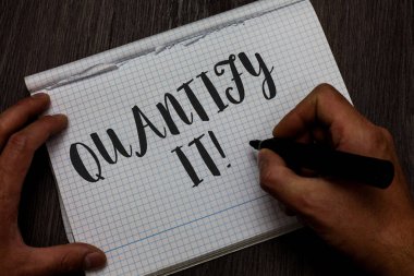 Boyutu veya bir şey miktarını ölçmek onu iş fotoğraf ölçü vitrine gösterilen Not yazma ve yansımaları kare kağıt fikirler iletişim işaret tutan numaraları adam elinde hızlı.