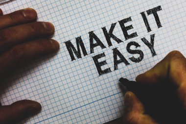 El yazısı metin yapmak çok kolay. Yaklaşım Zahmetsiz ücretsiz önemli mesajlar kağıt kare fikirler iletişim endişe veya zorluklar adam holding marker akıllı anlam kavramı.