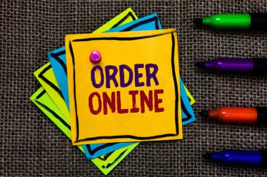 Word metin sipariş Online yazma. Mal ve hizmetlerin satıcılardan internet üzerinden satın almak için iş kavramı kağıt notları önemli hatırlatmalar iletişim fikirleri işaretleri Jüt arka plan.