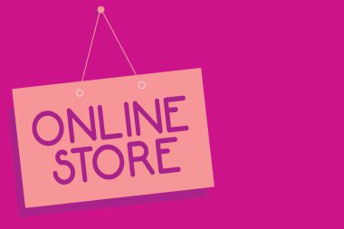 Online Store gösterilen metin işareti. Kavramsal fotoğraf Satılık öğeleri sağlayan ve kredi kartları pembe pano duvar mesajı iletişimi kabul bir Web sitesi açmak yakın işaret mor arka plan.