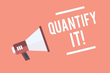 Ölçmek onu kavramsal fotoğraf gösterilen metin işaret boyutunu veya bir şey miktarını ölçmek ve yüksek sesle konuşan numaraları megafon hoparlör pembe arka plan önemli mesaj içinde hızlı.