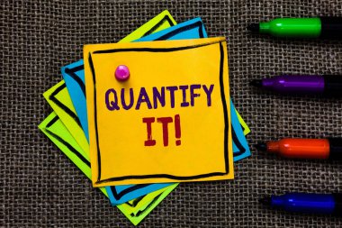 Word metin ölçmek onu iş kavramı ölçmek için yazma boyutu veya miktarı bir şey ve rakamlarla ifade kağıt notları önemli hatırlatmalar iletişim fikirleri işaretleri Jüt arka plan.