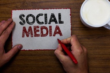 Word yazı metni sosyal medya. Çevrimiçi iletişim kanal Microblogging adam ağ holding marker fikirler parça kağıt ahşap masa fincan kahve iletişim iş kavramı.