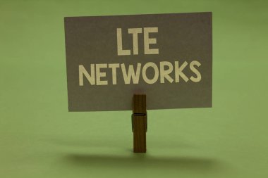 Metin Lte ağlar yazılı kelime. İş kavramı en hızlı ağ bağlantısı kablosuz iletişim Clothespin holding gri kağıt önemli iletişim iletiyi fikirler için kullanılabilir için.