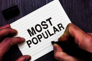En popüler gösterilen metin işareti. Kavramsal fotoğraf Liked takip Enjoyed adam bir toplumda insanların çoğunluğu tarafından işaret defter sayfası holding iletişim fikirleri ahşap arka plan.