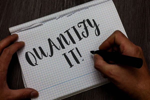 Boyutu veya bir şey miktarını ölçmek onu iş fotoğraf ölçü vitrine gösterilen Not yazma ve yansımaları kare kağıt fikirler iletişim işaret tutan numaraları adam elinde hızlı.