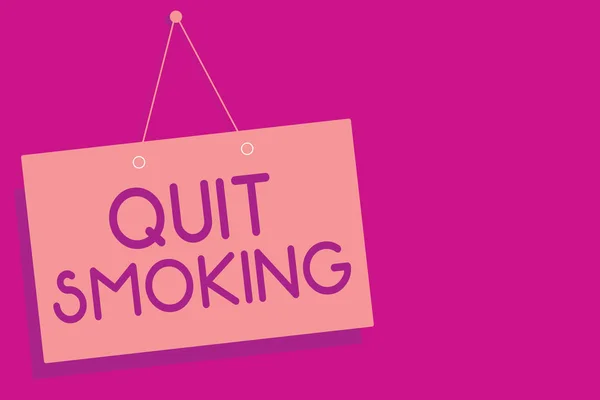 喫煙をやめるを示すテキスト記号。概念的な写真の中止または閉じる記号紫背景を開くタバコ中毒ピンク板壁メッセージ通信の使用を停止. — ストック写真