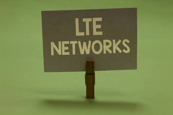 Текст письма Lte Networks. Бизнес-концепция для быстрого подключения к сети, доступной для беспроводной связи Clothespin проведение серой бумаги важные идеи обмена сообщениями . — стоковое фото