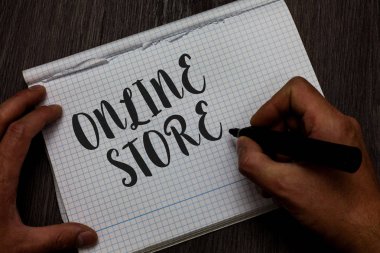 Online Store gösterilen Not yazma. Bir Web sitesi Satılık öğeleri sunuyor ve kredi kartları adam el işaretçisi yansımaları kağıt kare fikirler iletişim tutarak kabul vitrine iş fotoğraf.