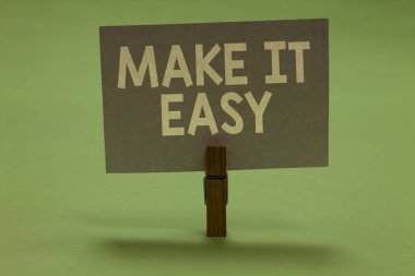 Word metin yapmak çok kolay yazma. Akıllı bir yaklaşım zahmetsiz ücretsiz endişe veya zorluklar Clothespin holding gri kağıt önemli iletişim iletiyi fikirleri için iş kavramı.