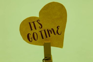 Metin yazma Word BT s gitmek zamanı. Atanan görevler üzerinde sarı kağıt kalp önemli romantik mesaj fikirler tutan Clothespin getirmek üstlenebilecek bir süre için iş kavramı.