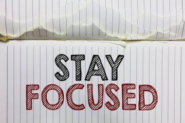 El yazısı metin kalmak duruldu. Kavram özenli konsantre görev kaçının distractions açık defter sayfası yırtık kağıtları buruşuk öncelik olması anlamına gelen birkaç çalışır hata sayfaları.