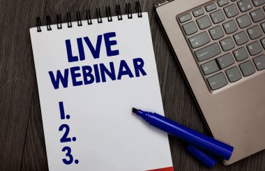 El yazısı metin yaşamak Webinar. Gerçek zamanlı açık defter beyaz sayfa siyah kalemi bilgisayar klavye ahşap arka plan web üzerinden aktarılan kavramı anlam etkileşimli seminer.