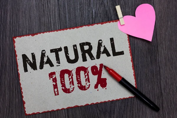 Szöveg jel mutatja a természetes 100. Fogalmi fotó minimálisan feldolgozott, és nem tartalmaznak mesterséges aromák fehér oldal piros szegélyek marker ruhacsipesz tart papír szív fa háttér. — Stock Fotó