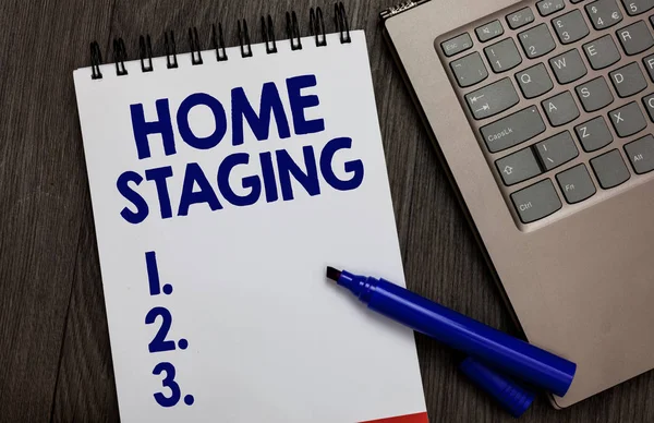 Rukopis textu Home Staging. Pojetí znamená akt připravují soukromé rezidence na prodej v trh otevřený Poznámkový blok bílý černý Fix počítače klávesnice dřevěné pozadí stránky. — Stock fotografie