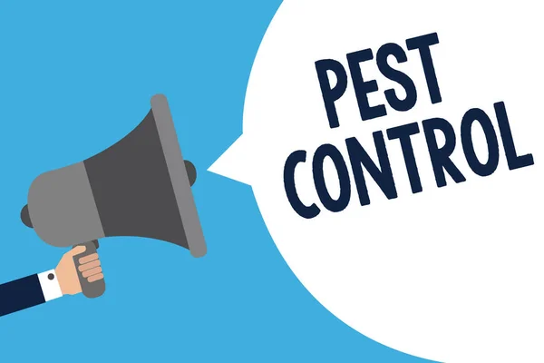 Почерк написания текста Pest Control. Понятие, означающее убийство разрушительных насекомых, которые атакуют урожай и скот Человек держит мегафон громкоговоритель речи мыльный пузырь сообщение говорить громко . — стоковое фото