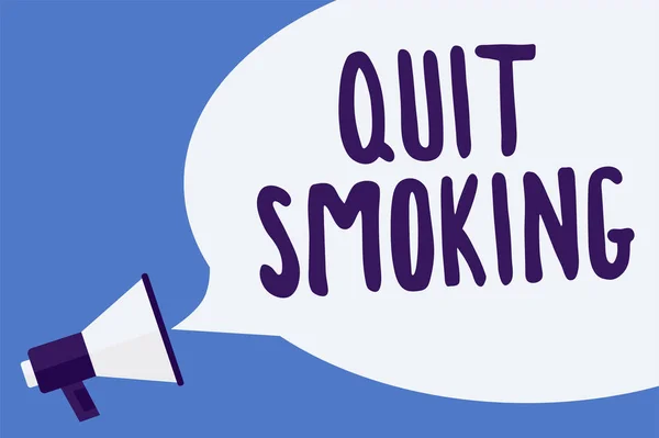 Írásbeli Megjegyzés mutatja a dohányzásról. Üzleti fénykép bemutató Discontinuing vagy megállás használata dohányfüggőség megafon hangszóró beszéd buborék fontos üzenetet hangosan beszél. — Stock Fotó