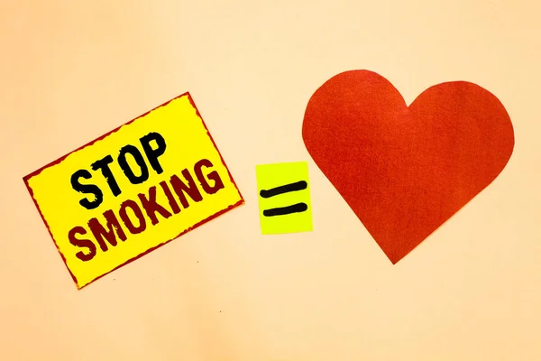 Text rukopisu psaní přestat kouřit. Pojetí znamená Discontinuing nebo ukončení používání závislosti na tabáku, žlutá kus papíru připomenutí rovnítko červené srdce odesílající romantické pocity. — Stock fotografie
