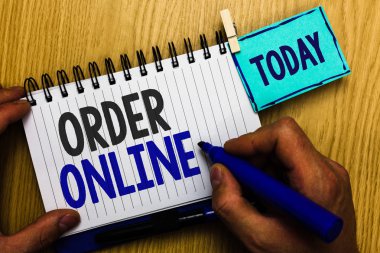 Kavramsal el sipariş Online gösterilen yazma. İş fotoğraf vitrine alış mal ve hizmetlerin satıcılar üzerinden Internet üzerinden adam holding marker fikirleri not defteri uyarı mektubu ahşap ifade.