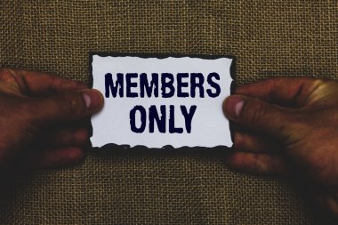 Üyeler yalnızca el yazısı metin. Bir grup veya kuruluş parça kağıt siyah kenarlıklar Jüt arka plan iletişim fikirleri tutan adam sınırlı bir birey için anlam kavramı ait.