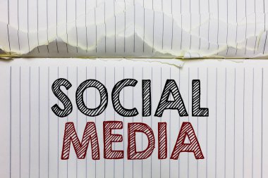 El yazısı metin sosyal medya. Kavram anlam çevrimiçi iletişim kanal ağ Microblogging açık defter sayfası sayfalar yırtık kağıtları birkaç çalışır hata buruşuk..