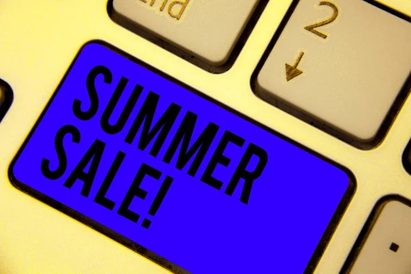 Handgeschreven tekst zomer Sale. Betekenis van de jaarlijkse korting evenementen concept dat tijdens de zomer seizoen blauwe toetsenbordtoets voornemen plaatsvindt maken computer computing reflectie document. — Stockfoto